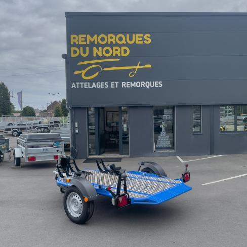 REMORQUE PORTE-MOTO   TYPE: DUO ABAISSANTE ET PLIANTE - BLEU - roue 165 R14C- avec 2 Blocs Roue- PTC:750KG (650-600) CU506 KG  Dim utiles : 2580x1370 - empattement moto : <= mm