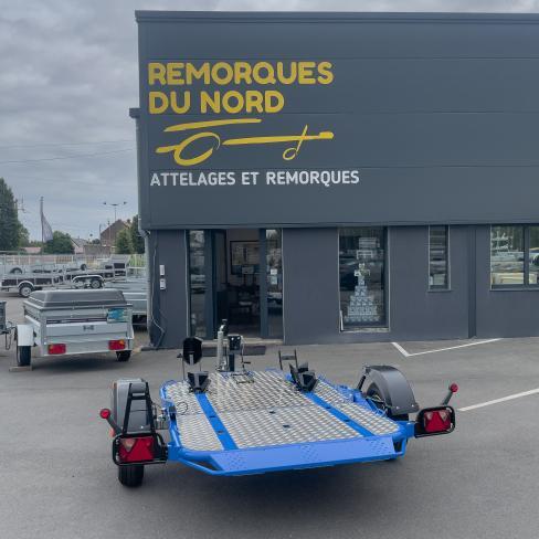 REMORQUE PORTE-MOTO   TYPE: DUO ABAISSANTE ET PLIANTE - BLEU - roue 165 R14C- avec 2 Blocs Roue- PTC:750KG (650-600) CU506 KG  Dim utiles : 2580x1370 - empattement moto : <= mm
