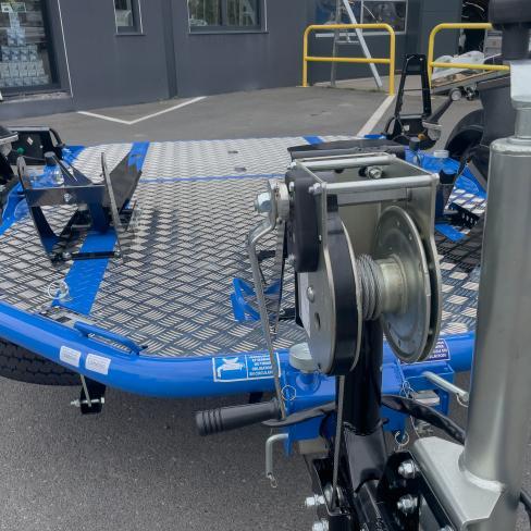 REMORQUE PORTE-MOTO   TYPE: DUO ABAISSANTE ET PLIANTE - BLEU - roue 165 R14C- avec 2 Blocs Roue- PTC:750KG (650-600) CU506 KG  Dim utiles : 2580x1370 - empattement moto : <= mm