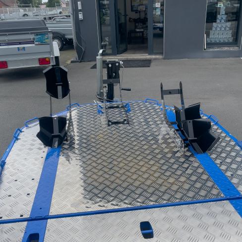 REMORQUE PORTE-MOTO   TYPE: DUO ABAISSANTE ET PLIANTE - BLEU - roue 165 R14C- avec 2 Blocs Roue- PTC:750KG (650-600) CU506 KG  Dim utiles : 2580x1370 - empattement moto : <= mm