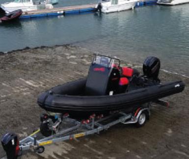 Transporter un bateau pneumatique