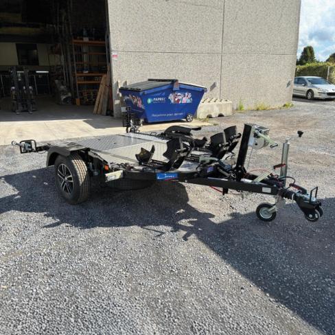 REMORQUE PORTE-MOTO   TYPE: DUO ABAISSANTE ET PLIANTE - NOIR - roue 185 R14C- avec 2 Blocs Roue- PTC: 1350KG CU950 KG  Dim utiles : 2580x1600 - empattement moto : <= mm