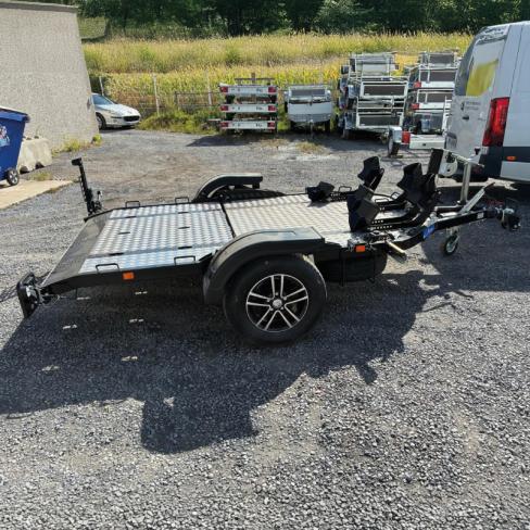 REMORQUE PORTE-MOTO   TYPE: DUO ABAISSANTE ET PLIANTE - NOIR - roue 185 R14C- avec 2 Blocs Roue- PTC: 1350KG CU950 KG  Dim utiles : 2580x1600 - empattement moto : <= mm