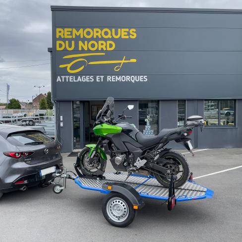 Remorque porte-moto abaissable et pliable Cochet (bleue) – www.remorques -du-nord.fr