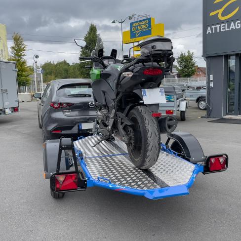 Porte moto abaissable au sol