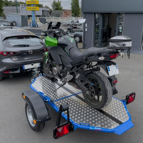 Remorque porte-moto abaissable et pliable Cochet (bleu)