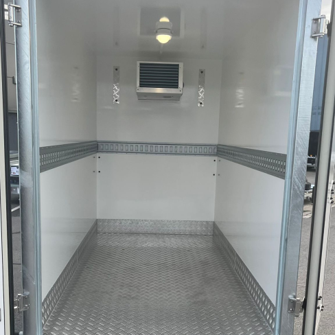 REMORQUE FRIGO BW type TFI250.00 - 1 ESSIEU - 250X125X180 - 2 portes AR - 6 rails de fixation - générateur GOVI ARKTIK 1600N - tôle striée alu - 4 béquilles - PTC:1300kg  (2024)
