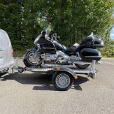 REMORQUE PORTE-MOTO   TYPE: UNO ABAISSANTE ET PLIANTE - NOIR - roue 155/70R13- avec 1 Bloc Roue- PTC:600KG CU431 KG  Dim utiles : 2472x1100 - empattement moto : <=1700 mm